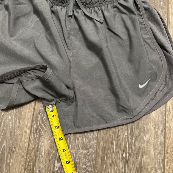 🛍️ Dri-fit Nike Gray shorts with underwear Size L excellent condition - Picture 4 of 7